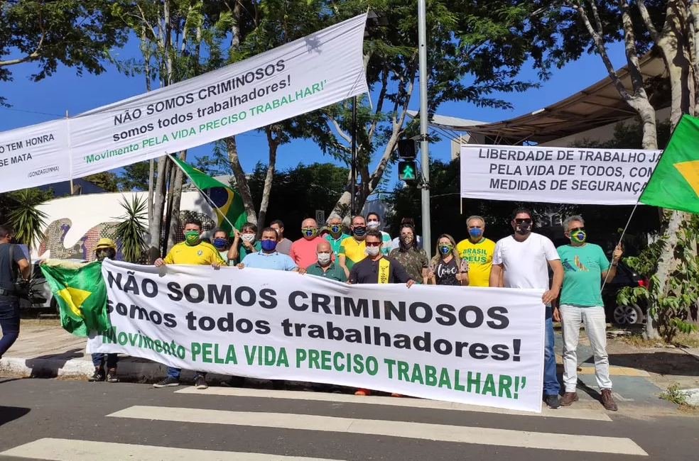 Protesto dos empresários em frente a Câmara de Teresina